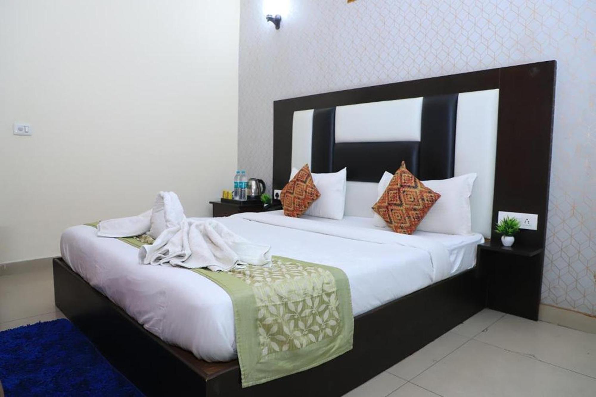 Hotel Global Inn By Quality Inn Új-Delhi Kültér fotó
