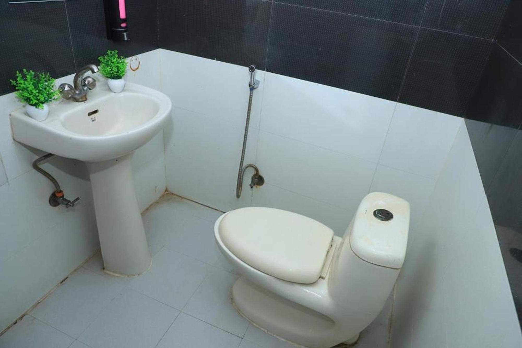 Hotel Global Inn By Quality Inn Új-Delhi Kültér fotó