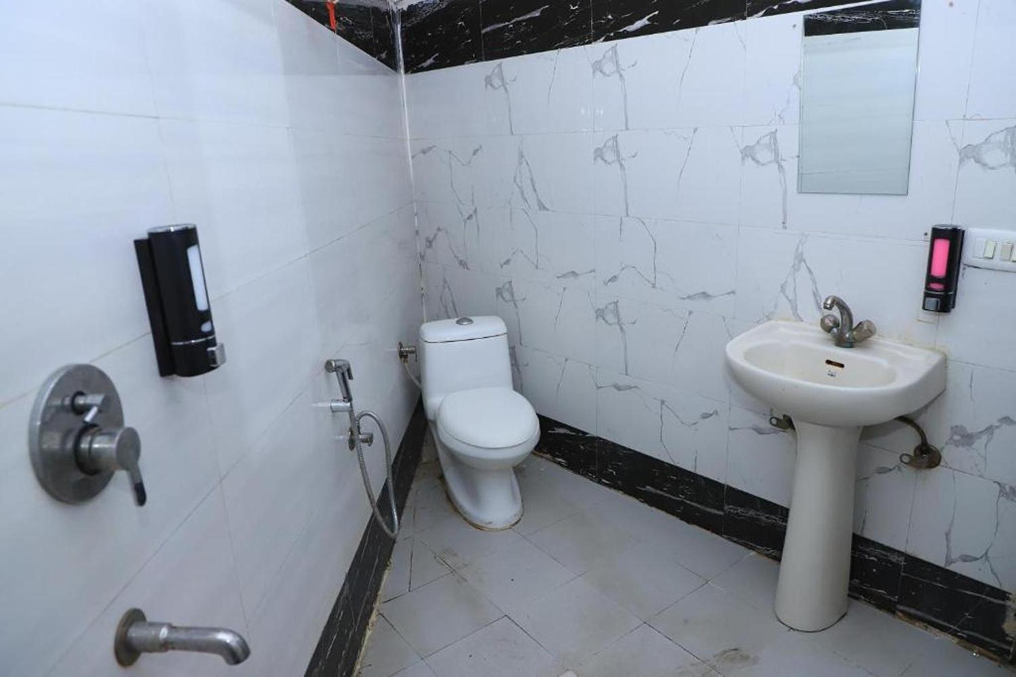 Hotel Global Inn By Quality Inn Új-Delhi Kültér fotó