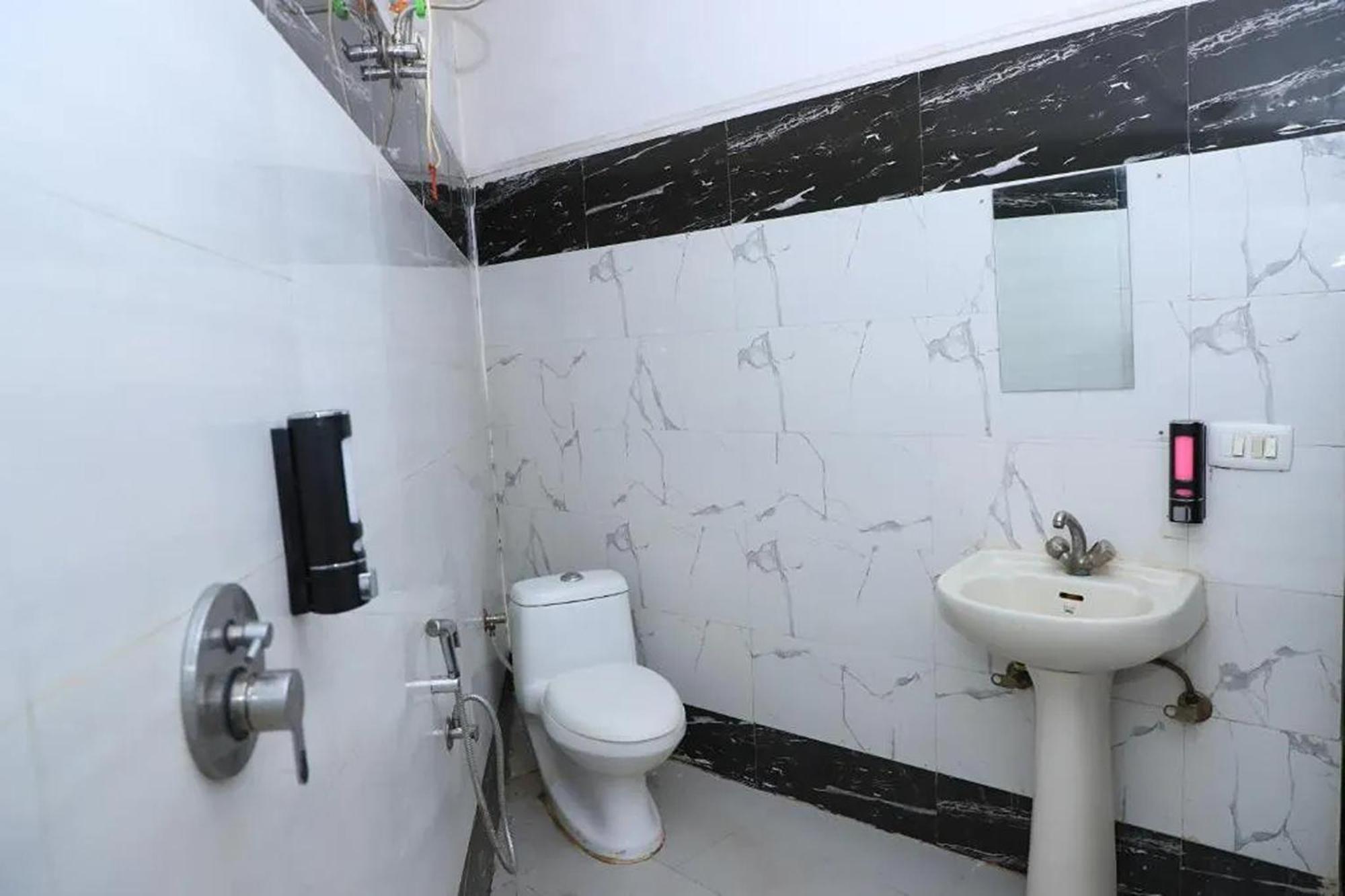 Hotel Global Inn By Quality Inn Új-Delhi Kültér fotó